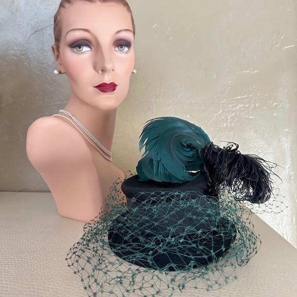 GLORIOUS 1940s' BLACK FELT TILT HAT - Picture 10 of 13